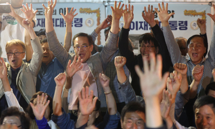 이재명 과반 득표 출구조사에… 환호하는 이재명 후보 고향 주민들