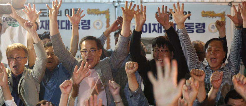 이재명 과반 득표 출구조사에… 환호하는 이재명 후보 고향 주민들
