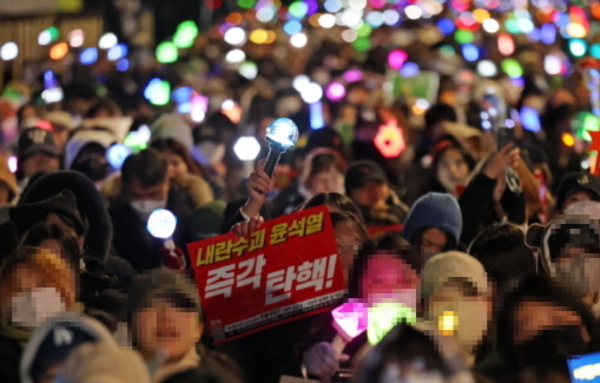 '빛의 혁명' 기억한다…정부, 시민 저항 기리는 '빛의 위원회' 설치