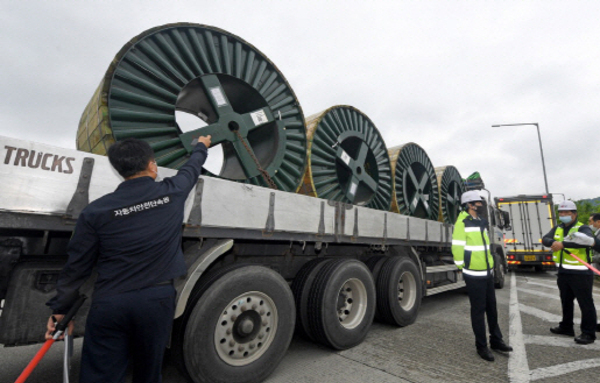 정부, 화물차 불법운행 전국 단속 돌입…"과적·개조 차량 강력 처벌"
