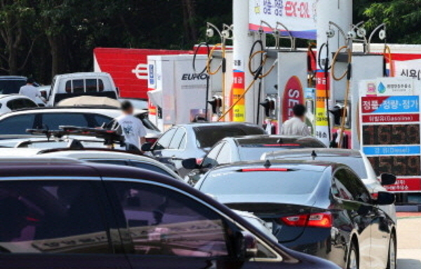 "유류값 더 안 오른다"…정부, 3차 최고가격 '동결' 결정